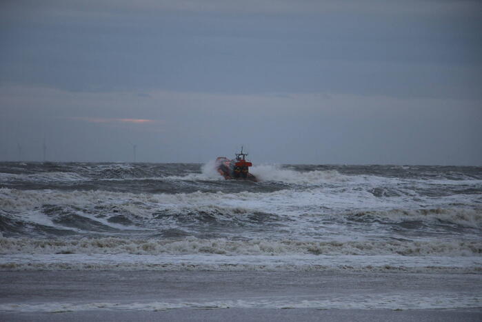 Grote zoekactie naar vermiste watersporter op ruwe zee