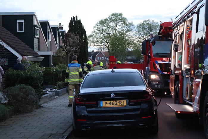 Brandweer veegt schoorsteen na schoorsteenbrand