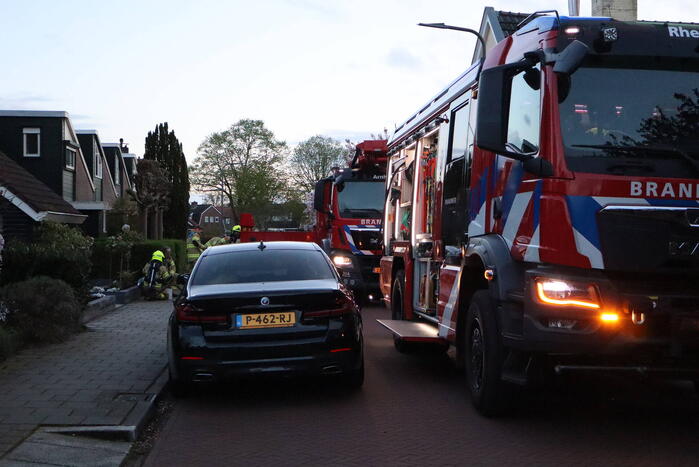 Brandweer veegt schoorsteen na schoorsteenbrand