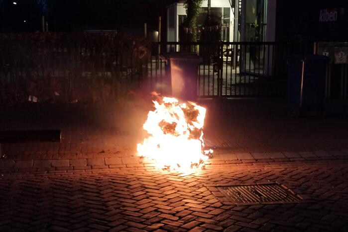 Brandende container geblust door brandweer