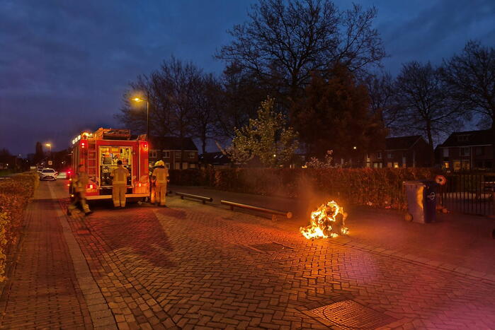 Brandende container geblust door brandweer