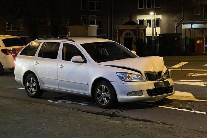 Automobilist klapt achterop stilstaande auto