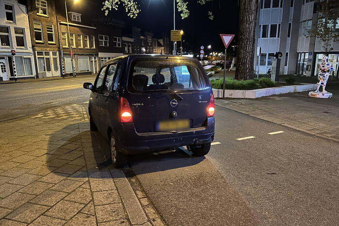 Automobilist klapt achterop stilstaande auto