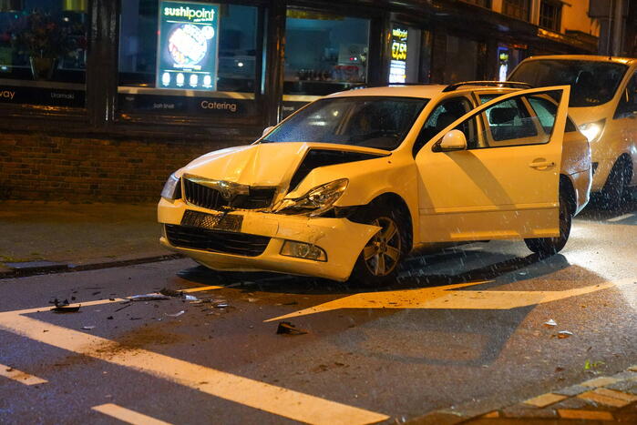 Automobilist klapt achterop stilstaande auto