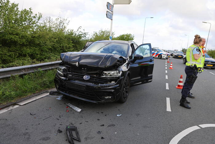 Veel schade na ongeval op afrit