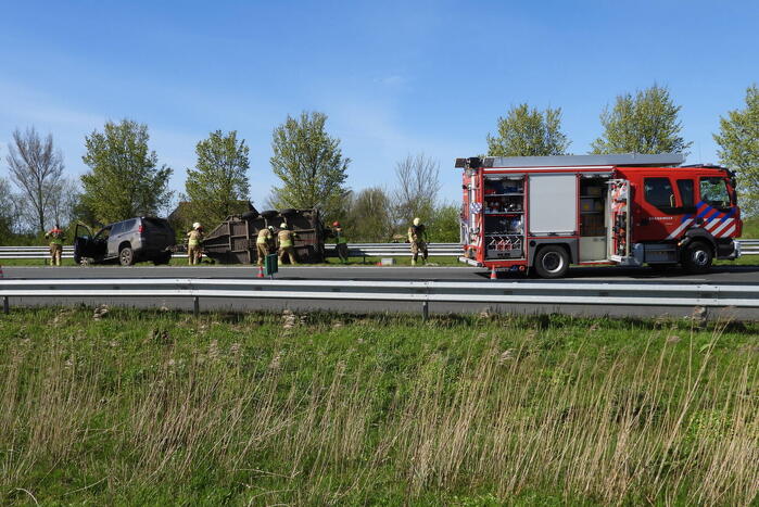 Koeien vast in gekantelde veewagen