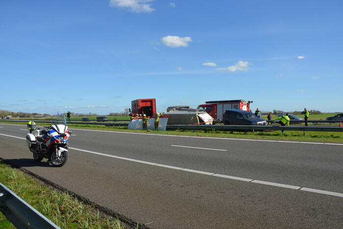 Koeien vast in gekantelde veewagen
