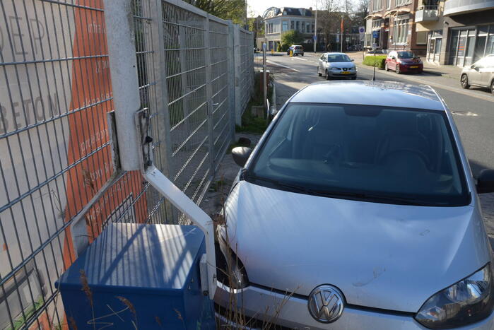 Automobilist rijdt lantaarnpaal uit de grond
