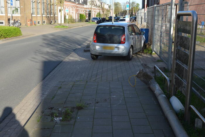 Automobilist rijdt lantaarnpaal uit de grond