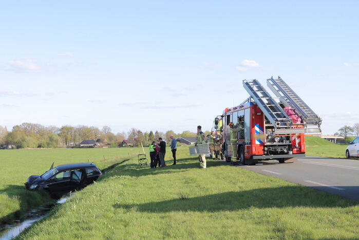 Automobilist raakt van de weg en blijft boven sloot hangen