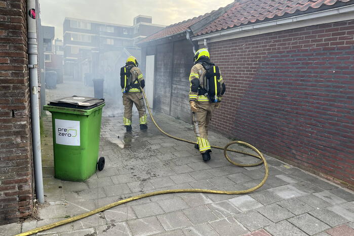 Kliko in brand tegen houten schuur