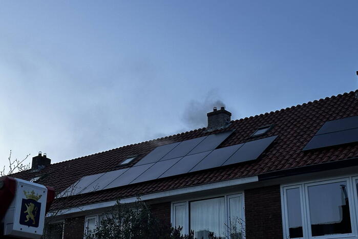 Rookontwikkeling bij brand op zolder van woning
