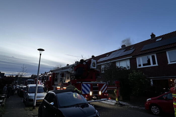 Rookontwikkeling bij brand op zolder van woning