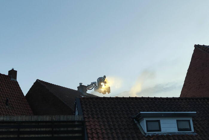 Rookontwikkeling bij brand op zolder van woning