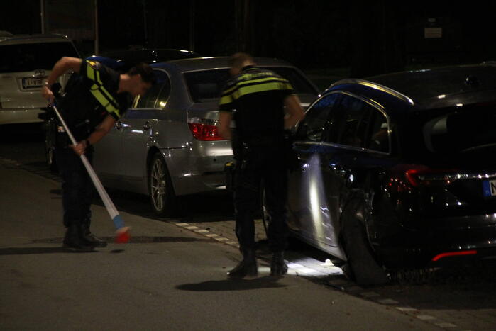 Automobilist ramt geparkeerde auto's