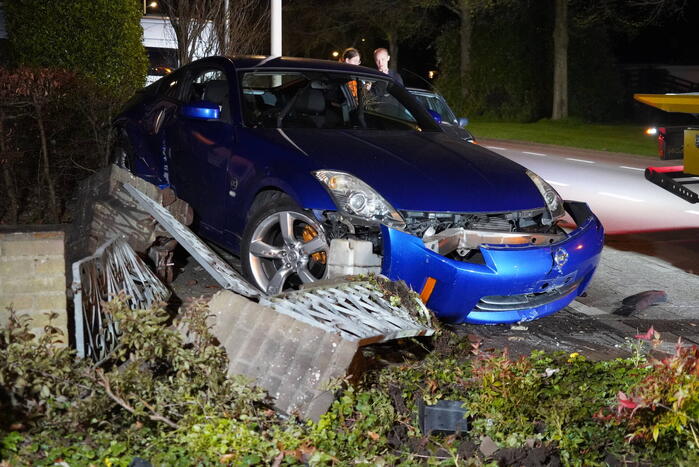 Automobilist belandt in voortuin van woning