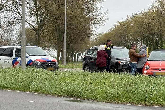 Twee voertuigen botsen op rotonde