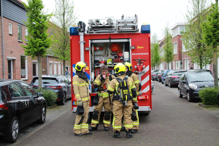 Brandweer onderzoekt brandlucht in woning