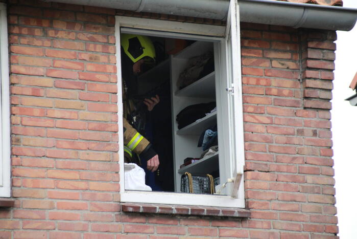 Brandweer onderzoekt brandlucht in woning