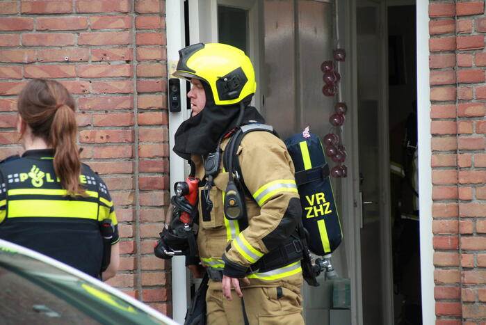 Brandweer onderzoekt brandlucht in woning