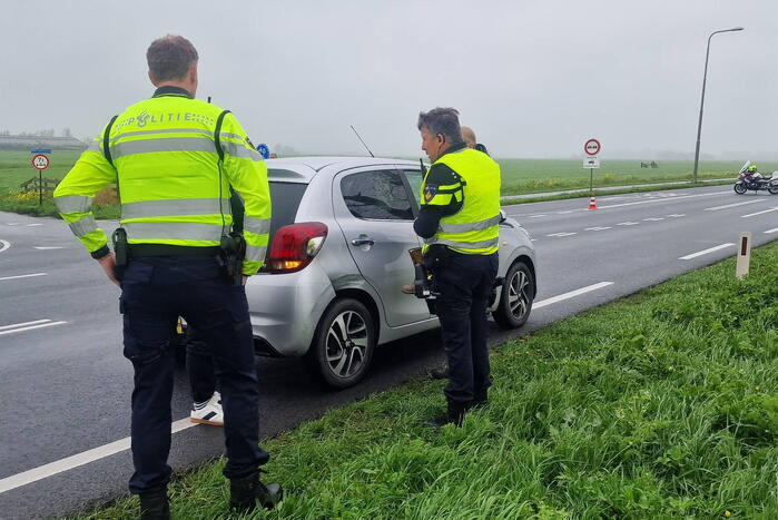 Camper raakt van de weg belandt in het water