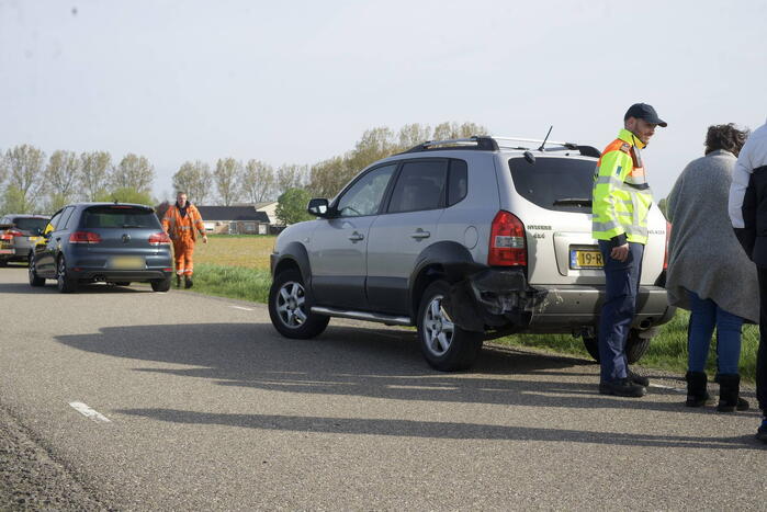 Twee auto's op elkaar wanneer bestuurders naar ander ongeval kijken