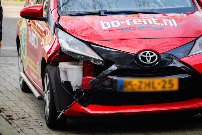 Twee voertuigen fiks beschadigd bij aanrijding