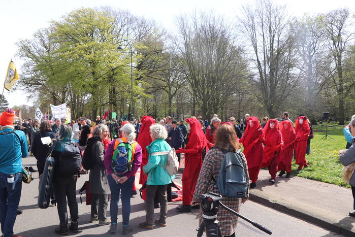 Extinction Rebellion demonstreerd bij provinciehuis