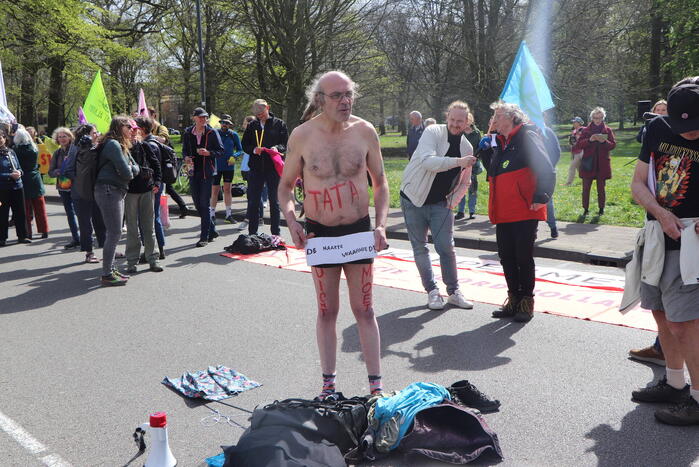 Extinction Rebellion demonstreerd bij provinciehuis