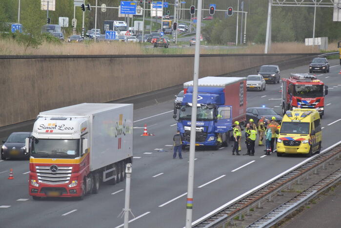 Twee vrachtwagens klappen op elkaar