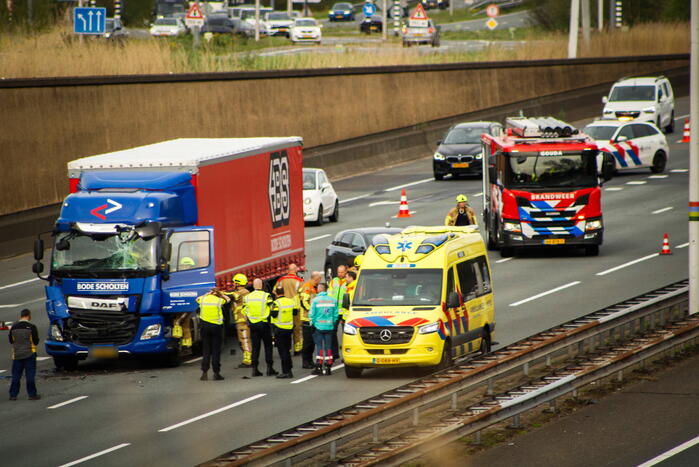 Twee vrachtwagens klappen op elkaar