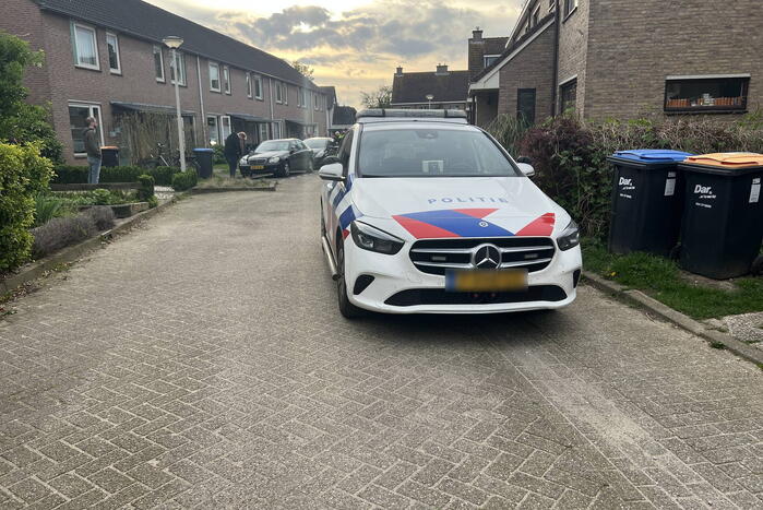 Voertuig knalt tegen voorgevel van woonhuis