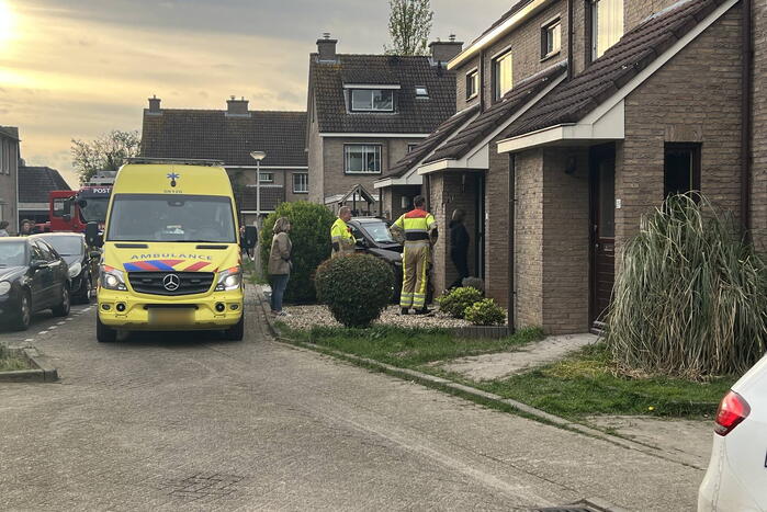 Voertuig knalt tegen voorgevel van woonhuis