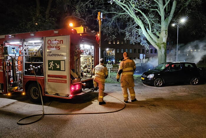 Geparkeerde auto vat vlam