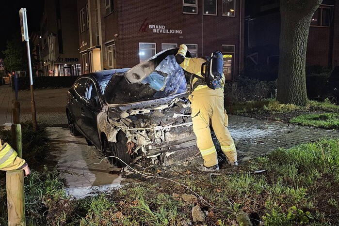 Geparkeerde auto vat vlam