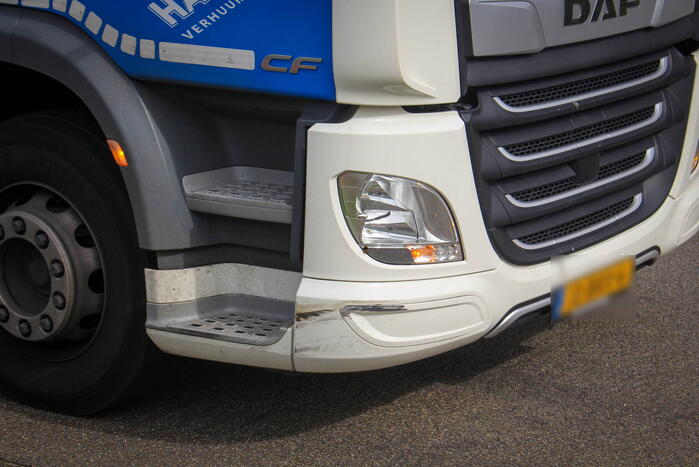 Auto en vuilniswagen botsen op kruising