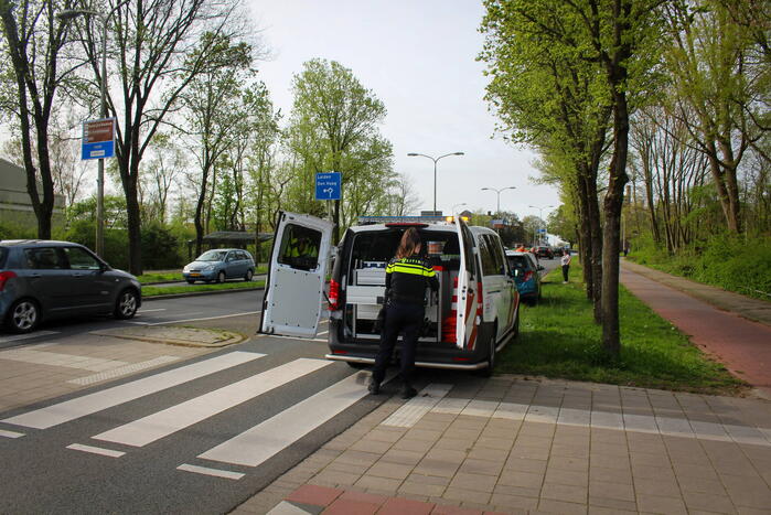 Auto en vuilniswagen botsen op kruising