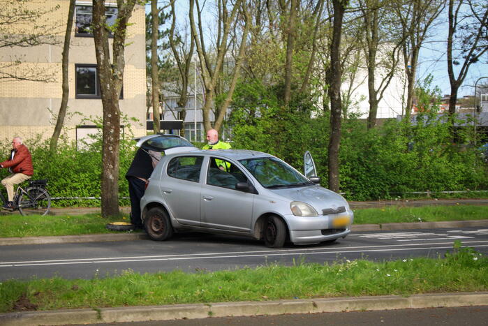 Auto en vuilniswagen botsen op kruising