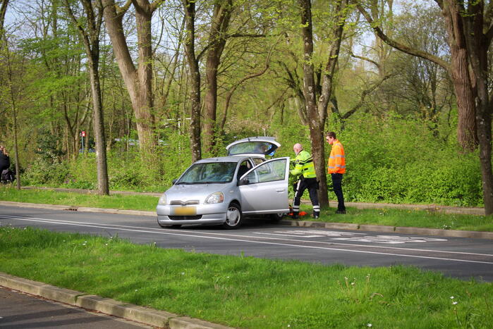 Auto en vuilniswagen botsen op kruising