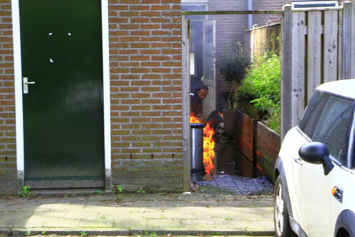 Jerrycan met benzine vat vlam