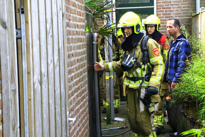 Jerrycan met benzine vat vlam