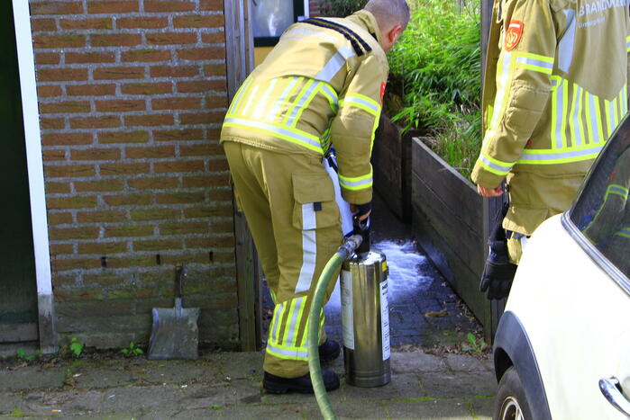 Jerrycan met benzine vat vlam