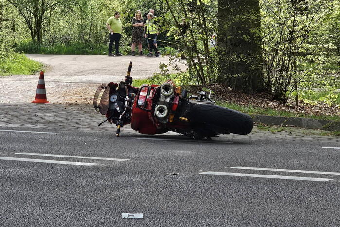 Motorrijder overleden na val, tweede raakt gewond