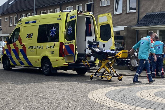 Scooterrijder gewond bij botsing met paal