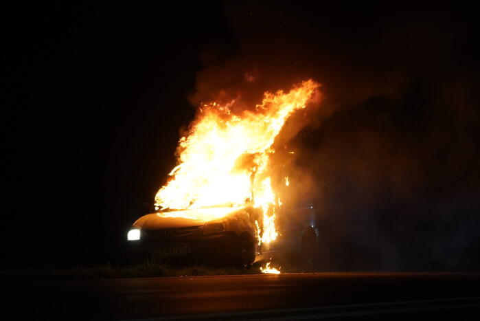 Busje volledig uitgebrand op N34