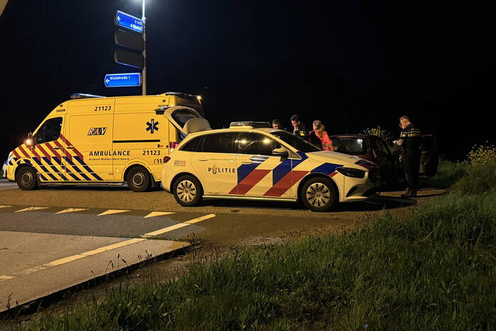 Automobilist belandt onderaan talud