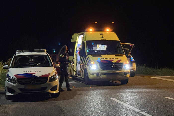 Automobilist belandt onderaan talud