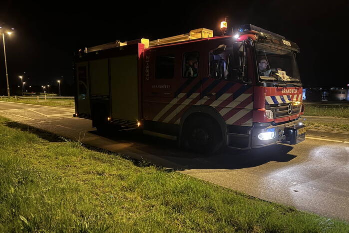 Automobilist belandt onderaan talud