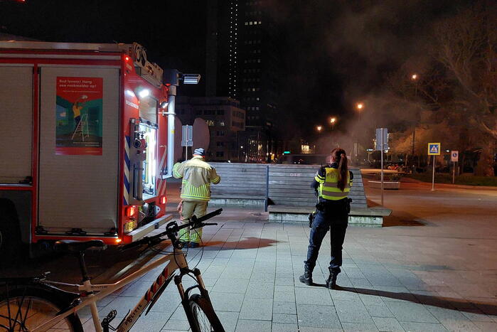 Afval in brand op stationsplein