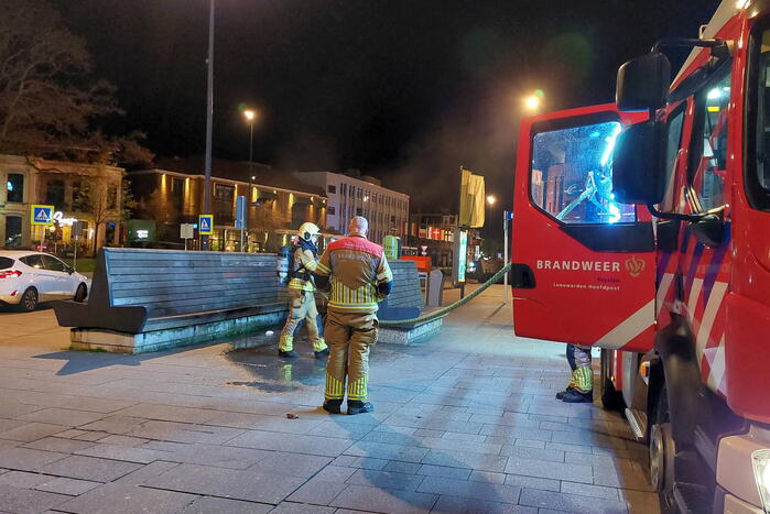 Afval in brand op stationsplein